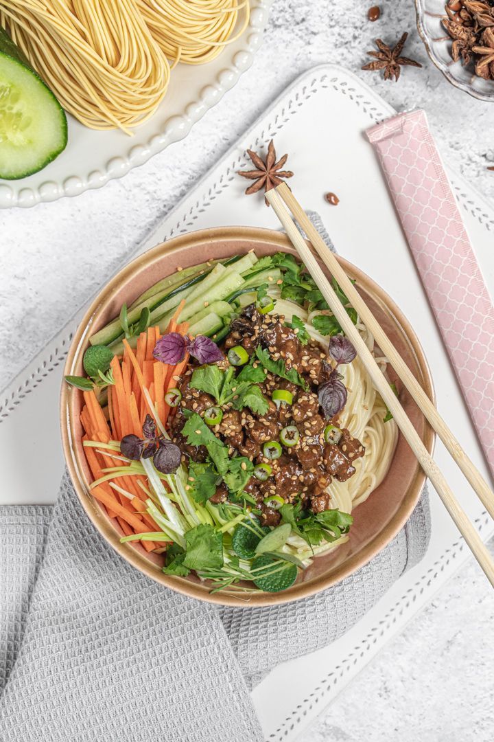 tallarines-salsa-carne-frita-zha-jiang-mian