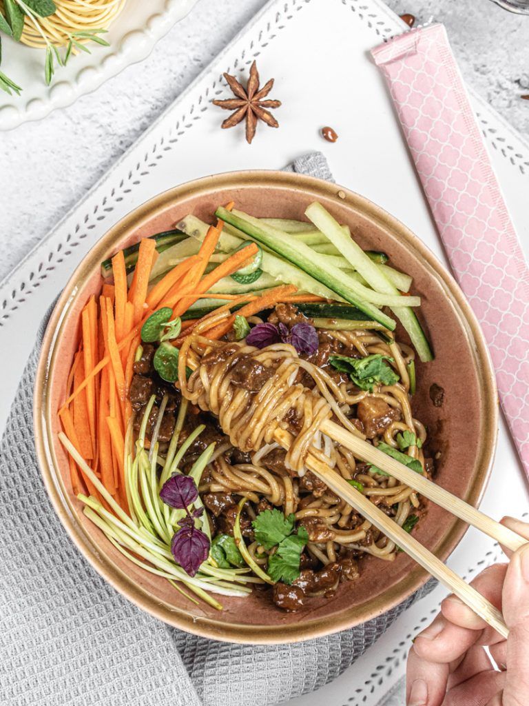tallarines-salsa-carne-frita-zha-jiang-mian