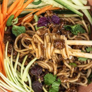 tallarines-salsa-carne-frita-zha-jiang-mian-receta